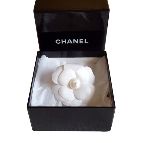 broche chanel perlas|The Camélia Brooches .